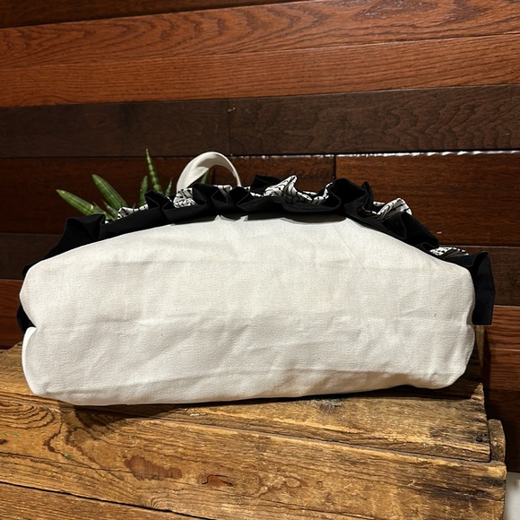 No Brand Tag Large Black and White Ruffled Graphic Cotton Tote Bag - Picture 8 of 9